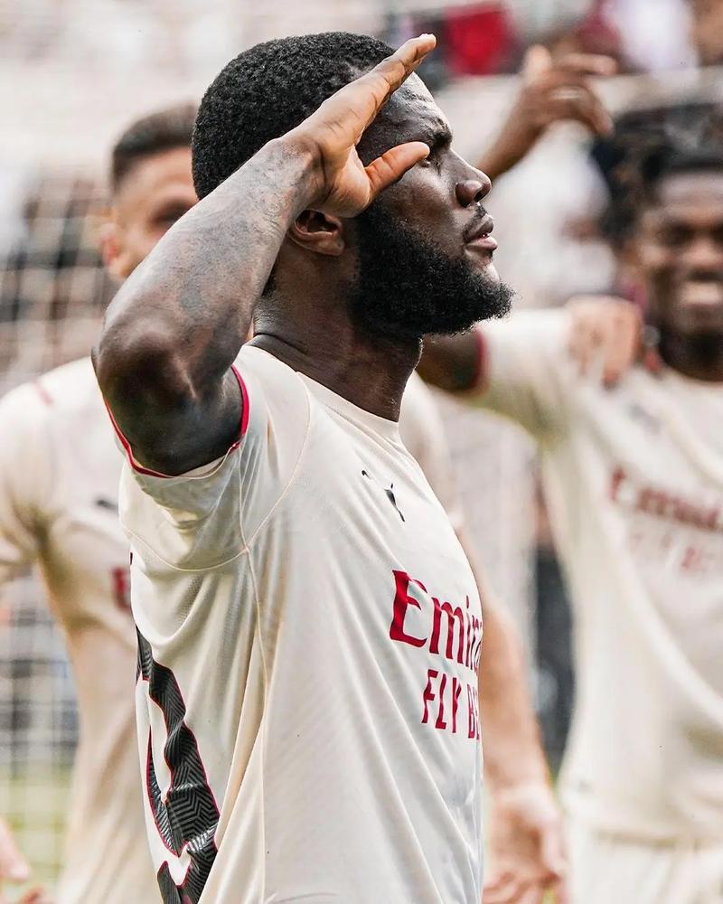 再由中场回 再由中场回